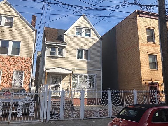 4th image of 1688 Monroe Ave