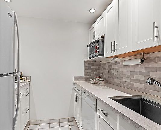 4th image of 201 E 66th St APT 2D