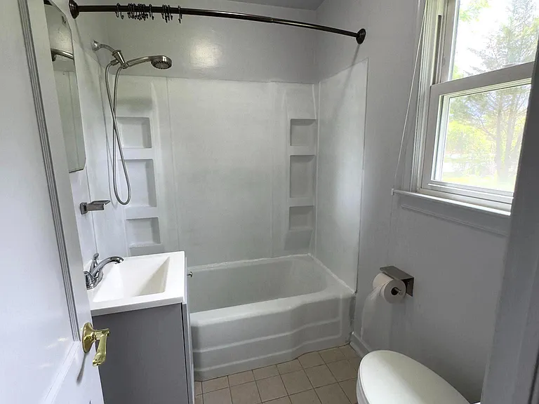 44 S Woodlawn Ave — Photo 14