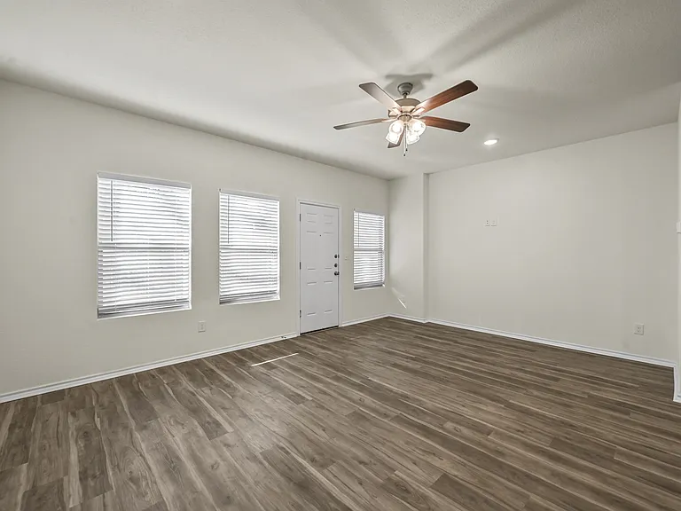 105 SE 4th St #2 — Photo 5