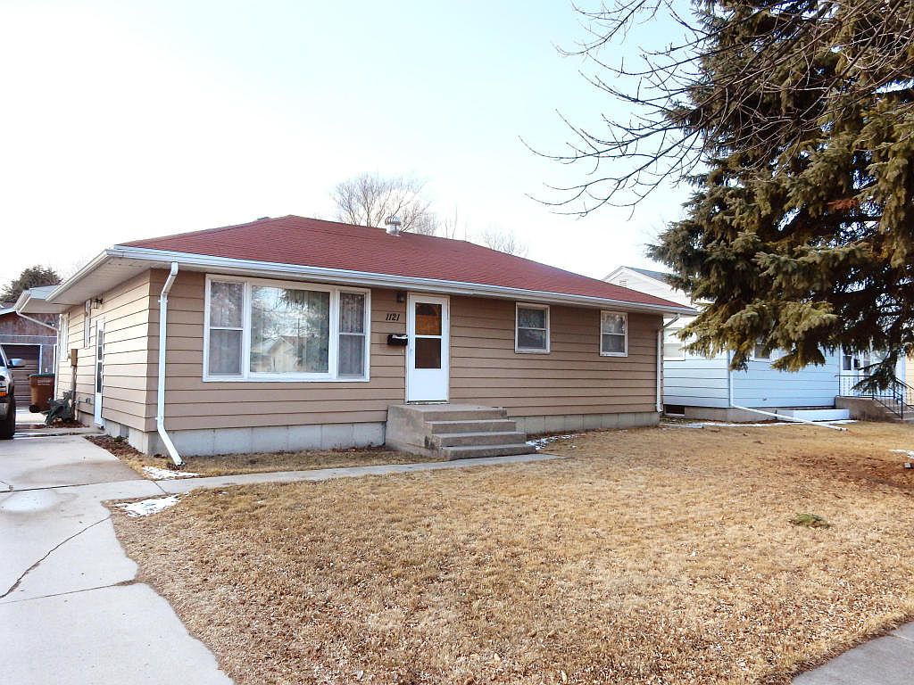 1121 4th Ave NW, East Grand Forks, MN 56721 Zillow