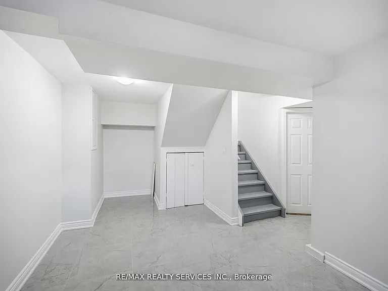 8 Deerpark Cres S #LOWER — Photo 4