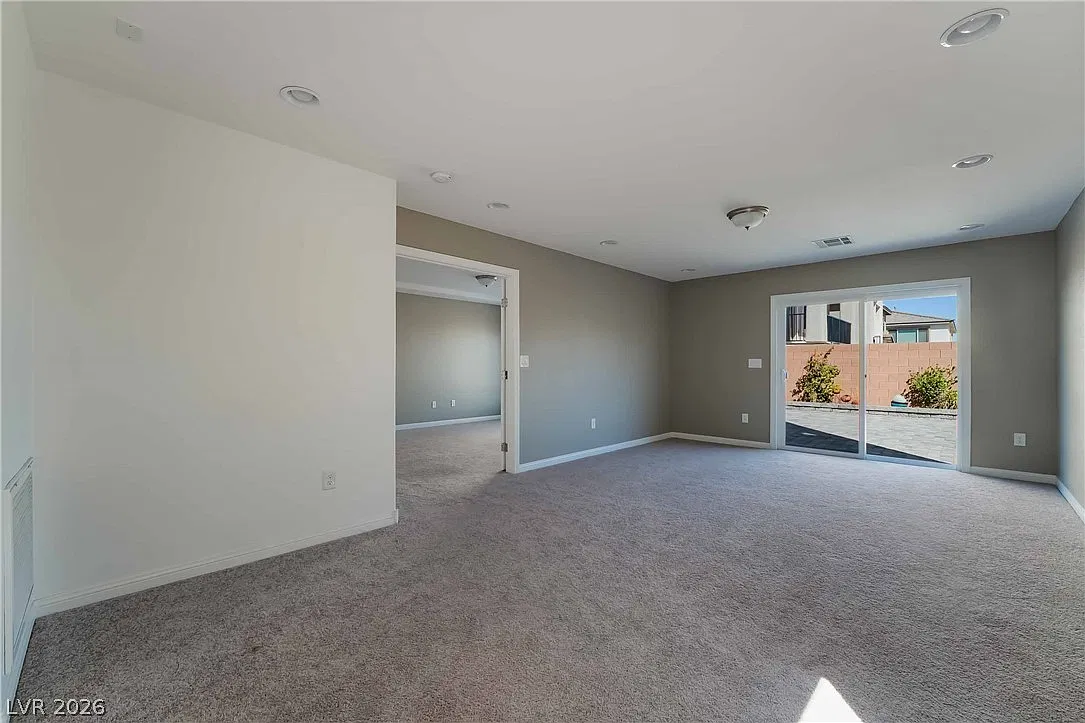 4 bed, 3.5 bath, 3065 sqft, $2,990 — Photo 2