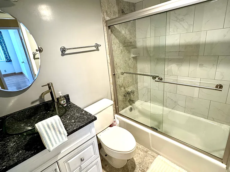 Full bathroom 2