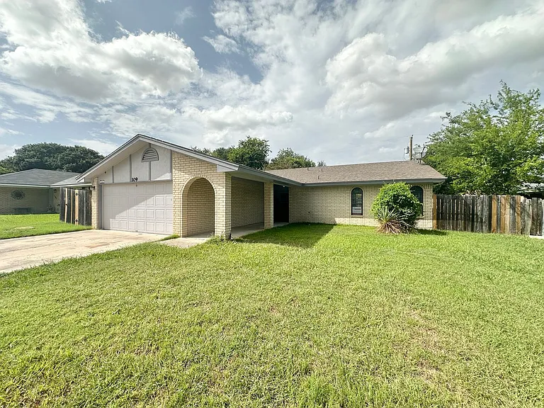 109 S Brook Dr — Photo 1