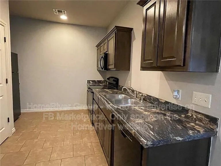 1004 SW 92nd St — Photo 3