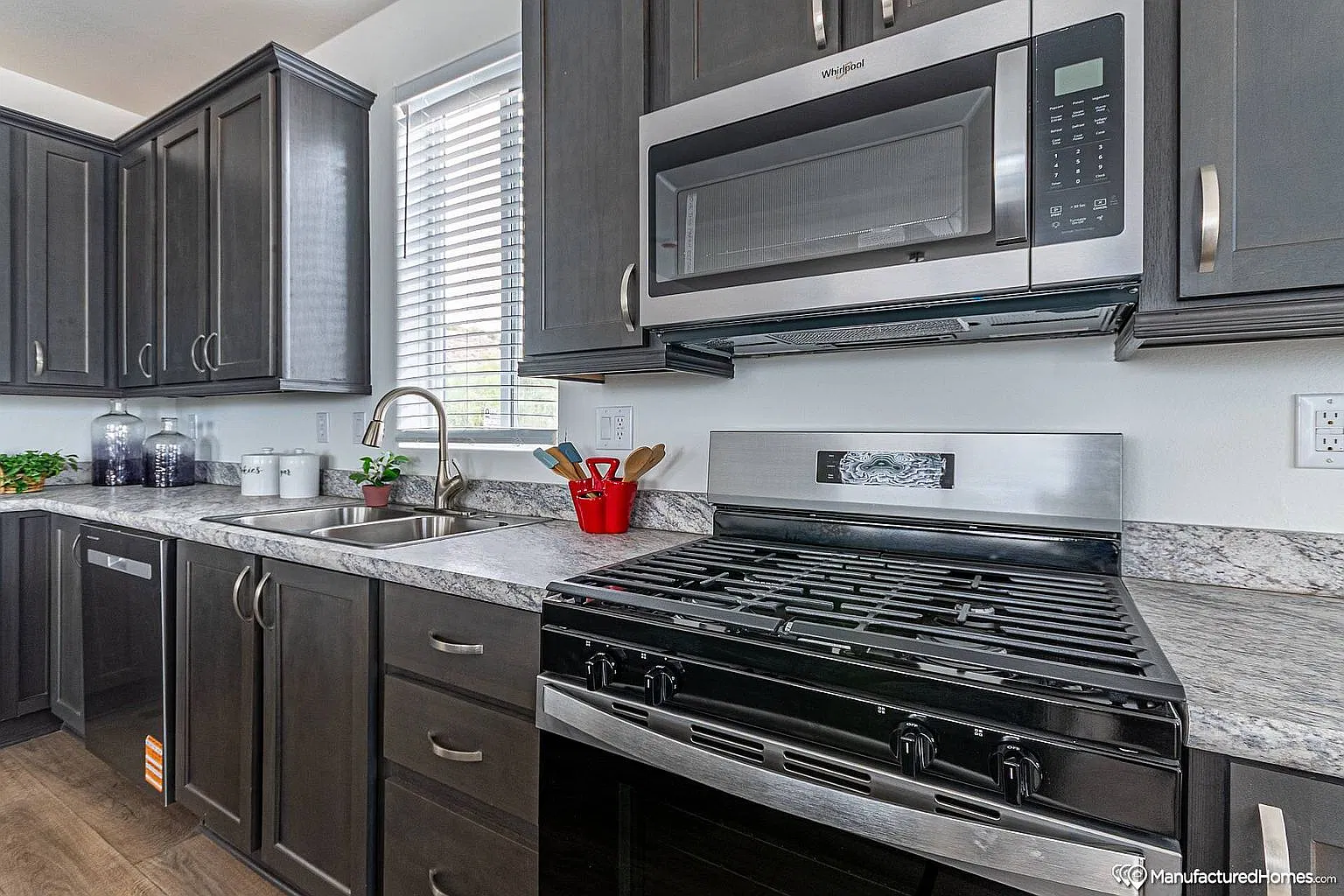 40 E Frost Ln — Photo 4