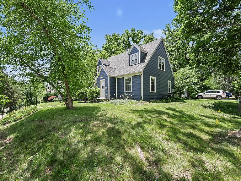 307 Doty Ave — Photo 2