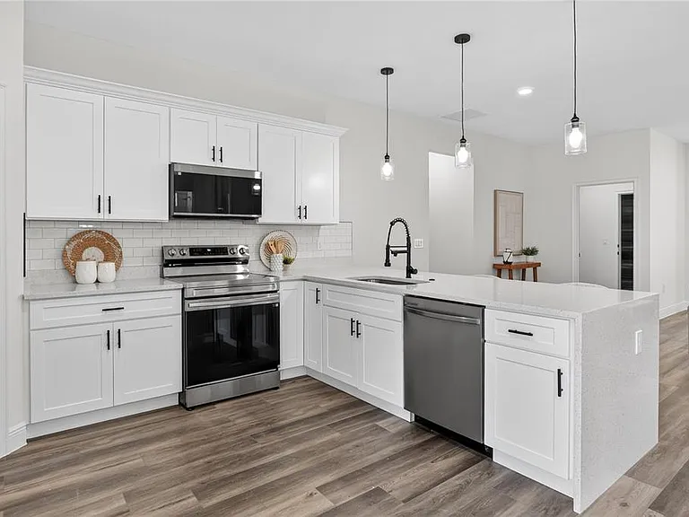 1933 W Oliver Dr — Photo 16
