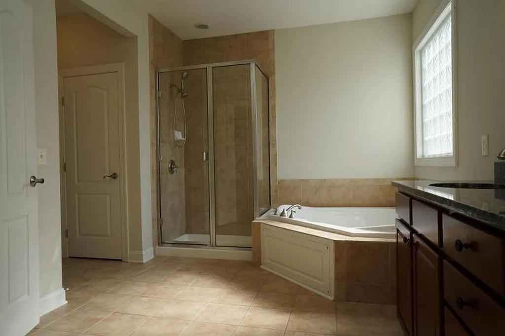 4 bed, 4228 sqft, $4,199 — Photo 3
