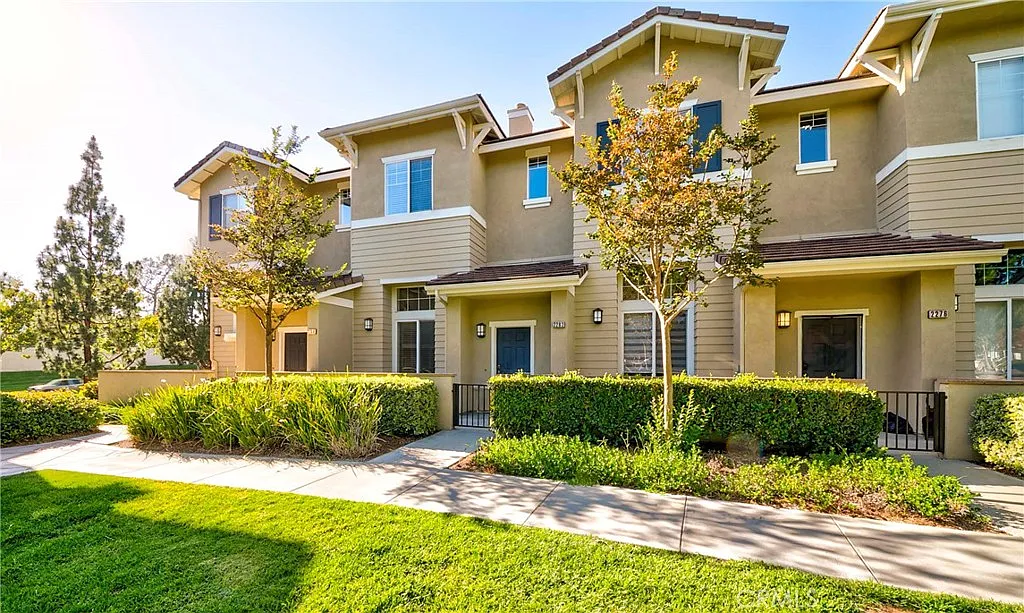 3 bed, 2.5 bath, 1502 sqft, $4,000 — Photo 2
