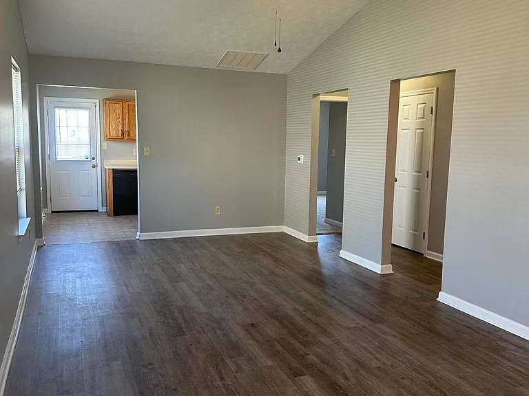 2548 Danielle Ln — Photo 5