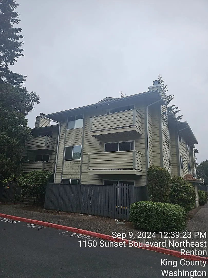 Renton Sunset Heights Condominiums - 2 bedroom 1 bathroom lower floor unit - W/S/G included- Avai... — Photo 1