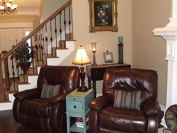 4th image of 9 E Chateau Estate Dr