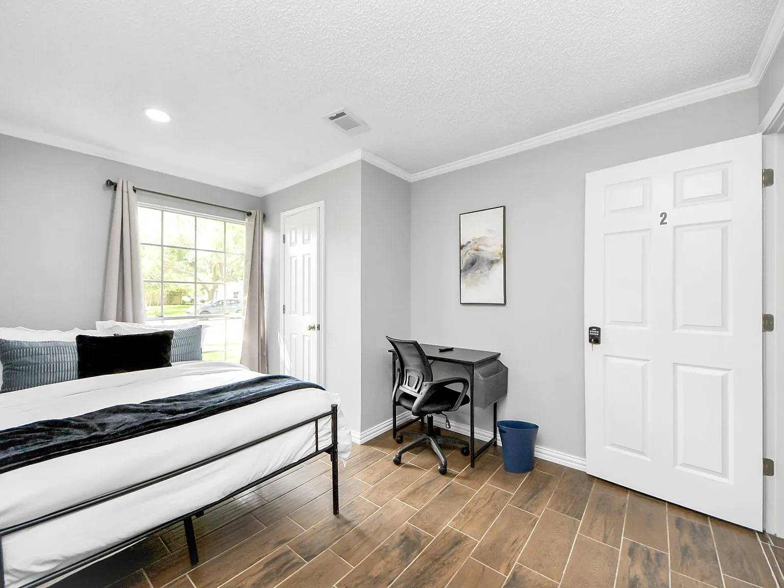 4 bed, 3.0 bath, 3642 sqft, $910 — Photo 1
