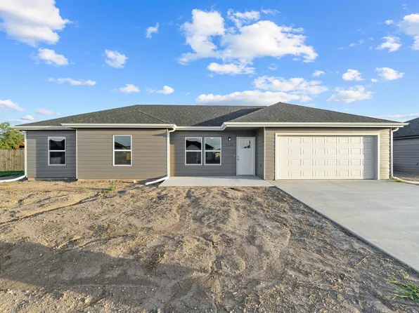 1218 Harbor Dr, Salina, KS 67401