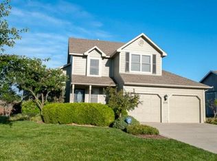 200 Rawlings Dr, Tonganoxie, KS 66086