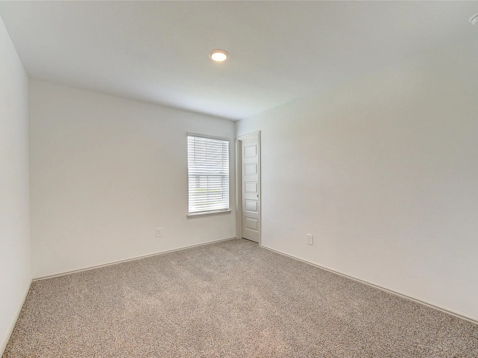 3 bed, 2.0 bath, 1820 sqft, $2,130 — Photo 4