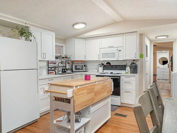 3rd image of 1023 Deer Ridge Rd