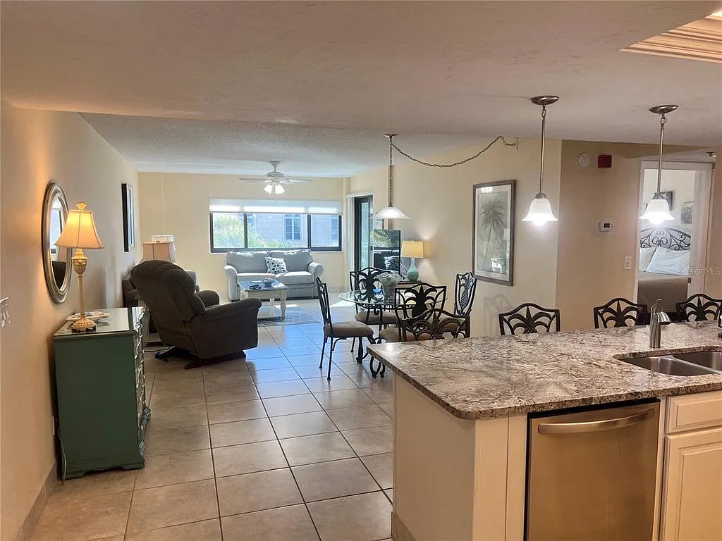 1 bed, 1.0 bath, 858 sqft, $7,920 — Photo 4