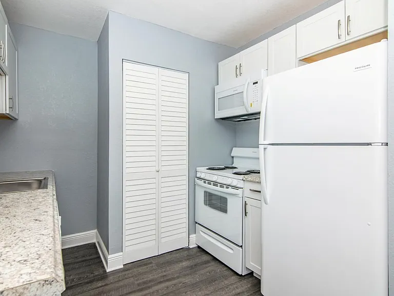 107 Karde Ln #F — Photo 4