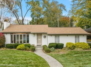 220 S Williamsbury Rd, Bloomfield Hills, MI 48301