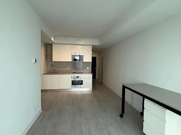 39 Mary St #1802, Barrie, ON L4N 1S9
