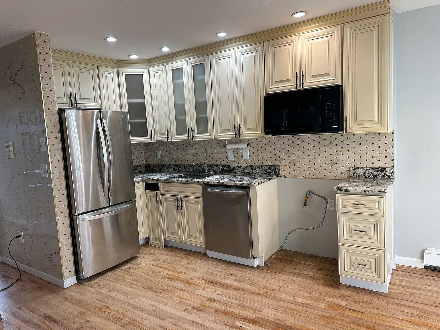 3 bed, 1000 sqft, $3,500 — Photo 1