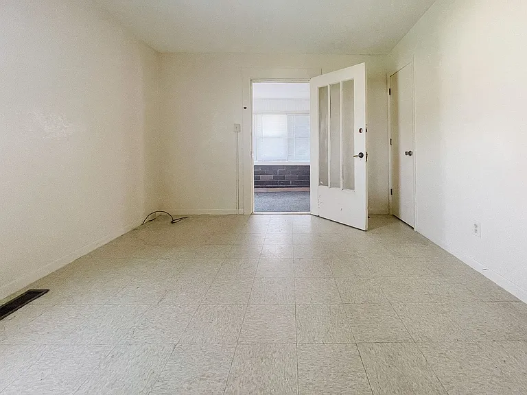 509 W 8th St — Photo 3