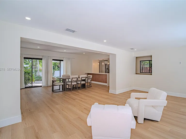 1825 Alamanda Dr — Photo 9