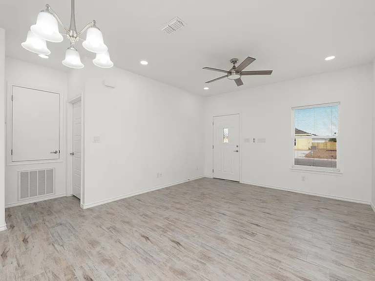 411 Hinojosa Dr — Photo 2