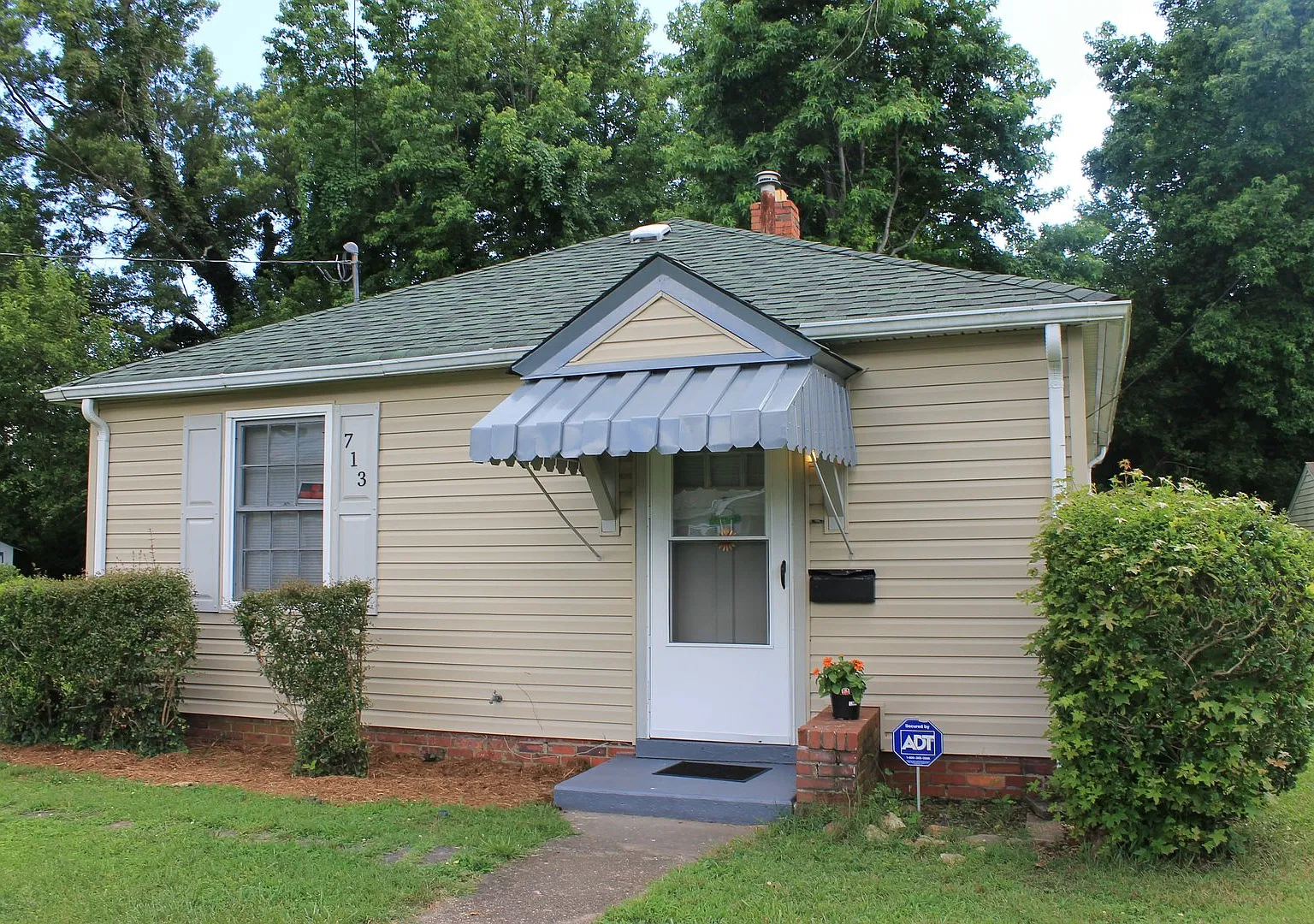Updated 3 Bed and 1 Bath — Photo 4