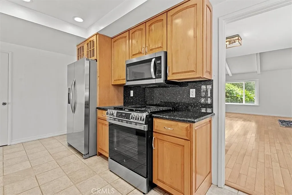 4 bed, 2044 sqft, $6,700 — Photo 2