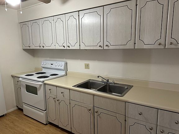 3rd image of 20 Southwoods Ave APT 18