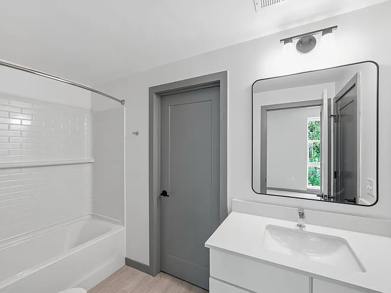 A4 _ One Bedroom plus Den Bathroom