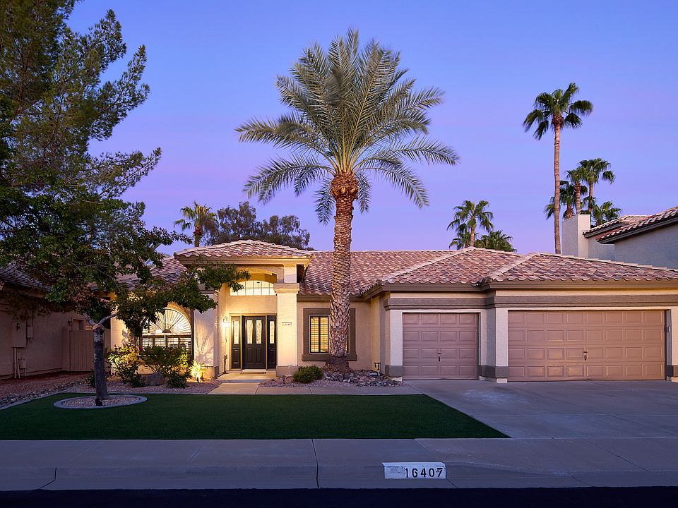 A+ curb appeal +3 Car Garage
