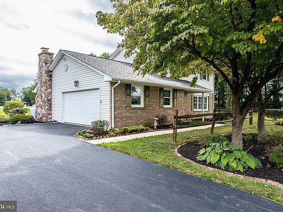 2nd image of 35 Lyons Ln