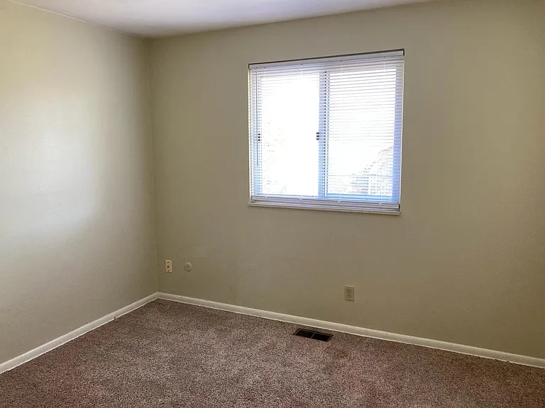 1107 Cambridge Ct — Photo 6