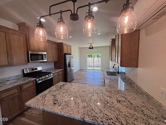 2nd image of 729 Dahl Pl #5