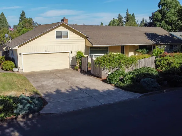 2641 Castle Dr, Springfield, OR 97477