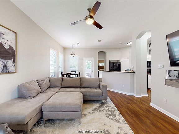 5th image of 243 Fieldstone Pl