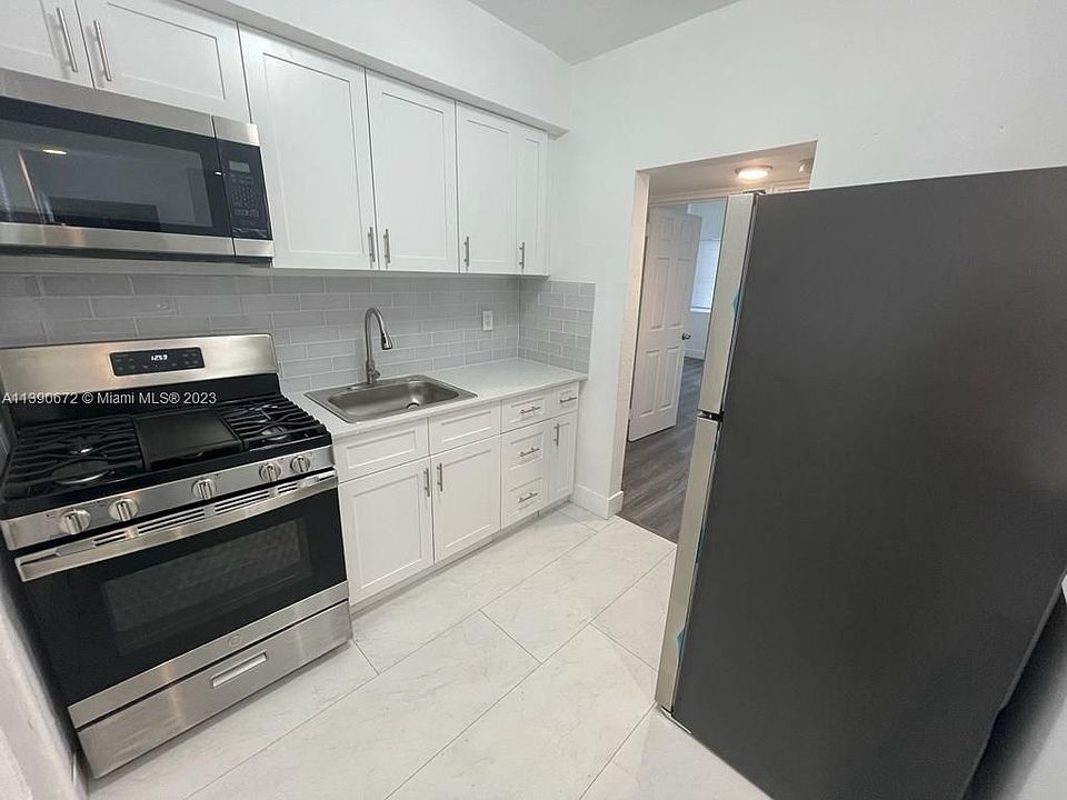 1st image of 7435 Byron Ave #8