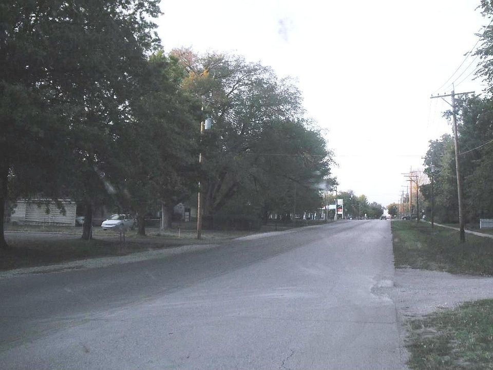 2nd image of 704 S Commercial St