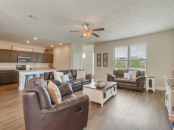 3rd image of 3914 Yukon Ln