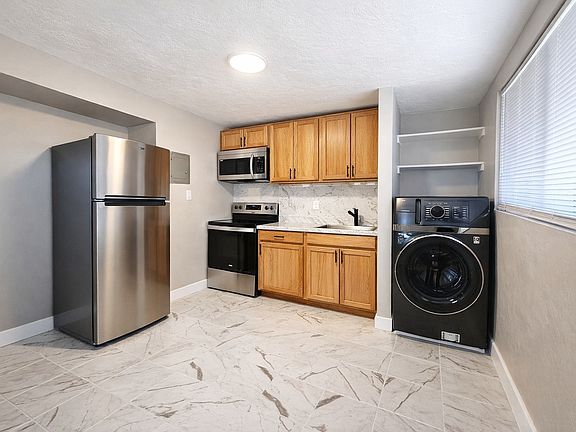 2nd image of 2601 E Greenway Rd #F