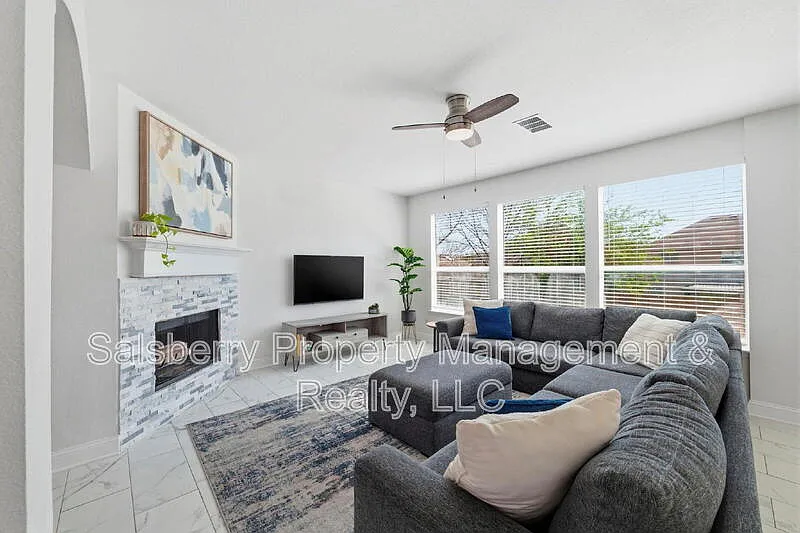 3 bed, 2.0 bath, 2367 sqft, $2,700 — Photo 2