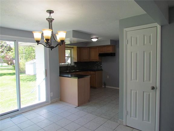 4th image of 11 W Crest Dr