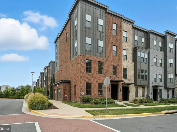 2254 Woodland Gap Ter, Herndon, VA 20171