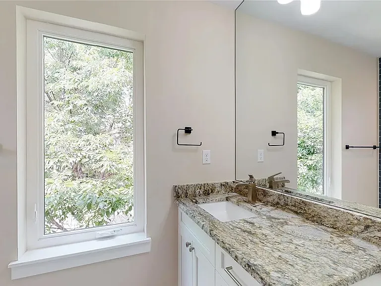 2352 Irving St — Photo 22