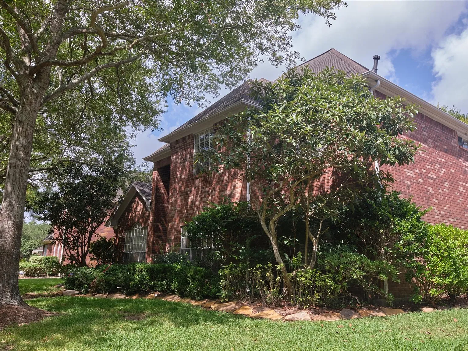 3 bed, 2.5 bath, 2752 sqft, $2,500 — Photo 2
